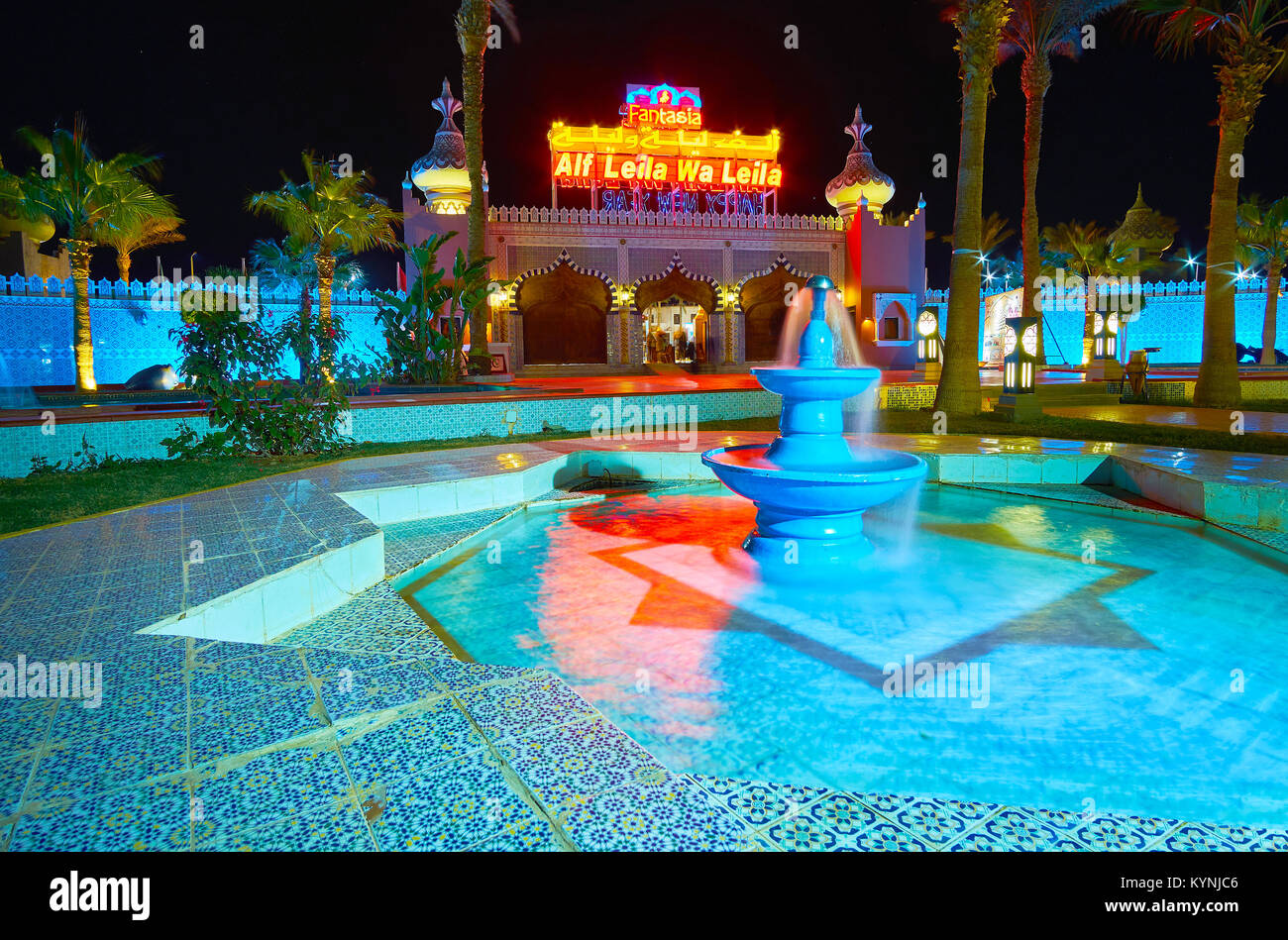 SHARM EL SHEIKH, Ägypten - Dezember 15, 2017: Die malerische Abend Garten von Fantasia 1001 Nacht Palast (Palast) mit Brunnen, mit Al Quds st eingerichtet Stockfoto