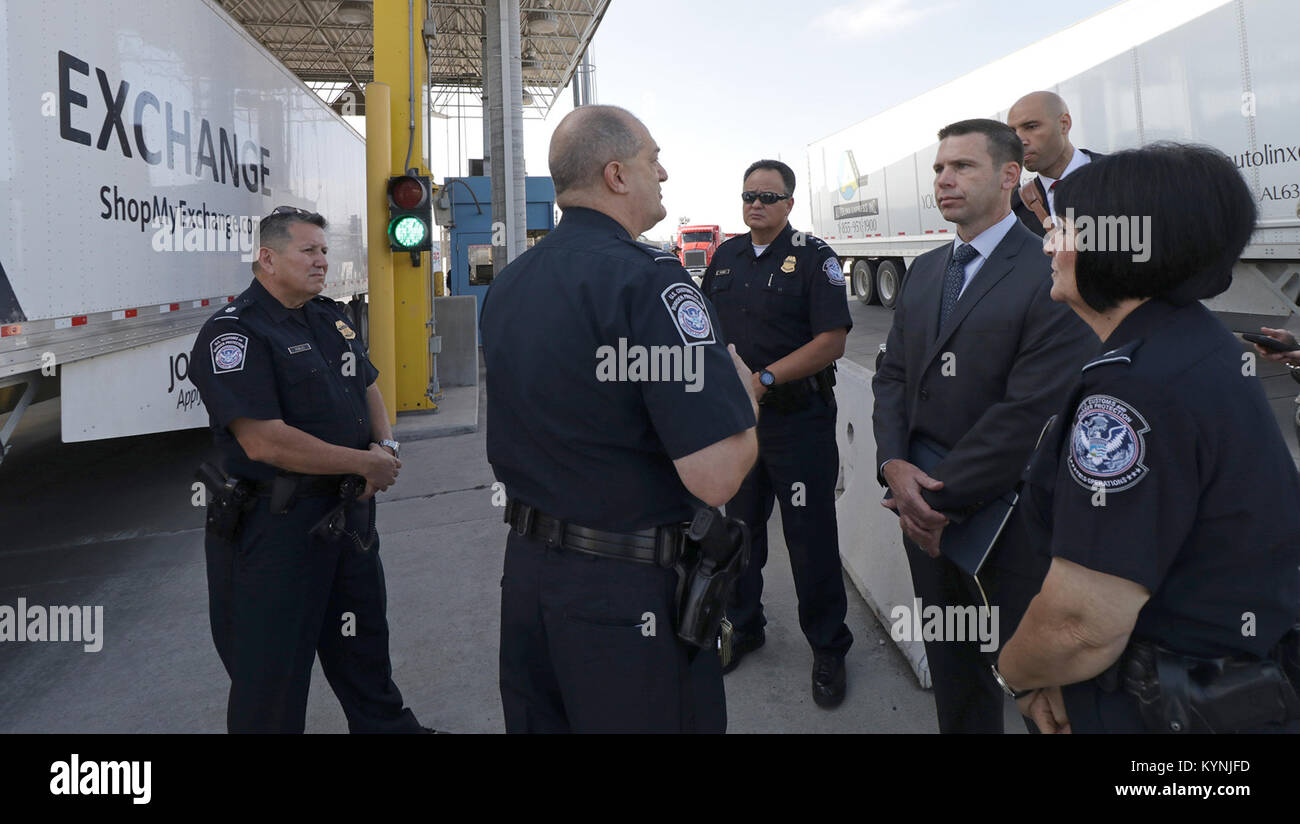 Us-amerikanischen Zoll- und Grenzschutzbehörden amtierender Kommissar Kevin K. McAleenan ist eine Tour an der Otay Mesa, Calif., Fracht Einfuhrhafen, 12. Oktober 2017 gegeben. Us-amerikanischen Zoll- und Grenzschutzbehörden Fotos von Charles Csavossy Stockfoto