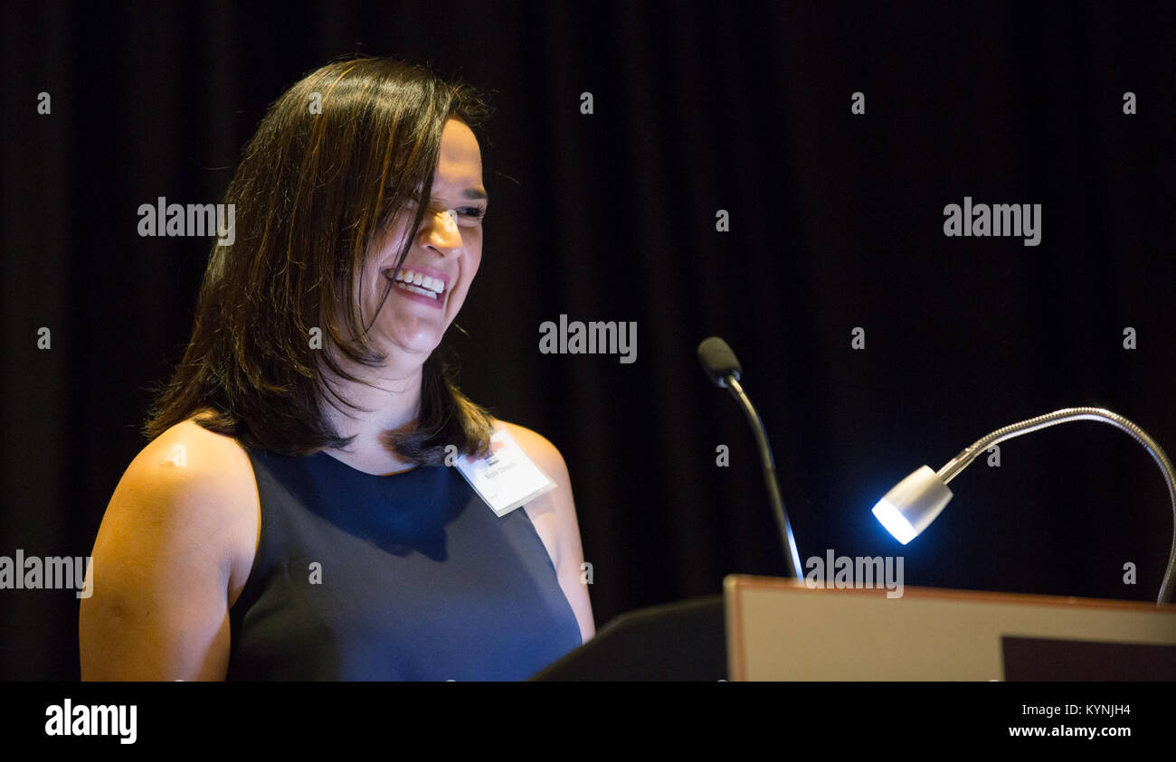 Nicole Cavazos Aktien liefert Erläuterungen während der 9. jährlichen Border Patrol Anerkennung Abendessen in Washington, D.C., 17. Oktober 2017. Us-amerikanischen Zoll- und Grenzschutzbehörden Foto von Glenn Fawcett Stockfoto