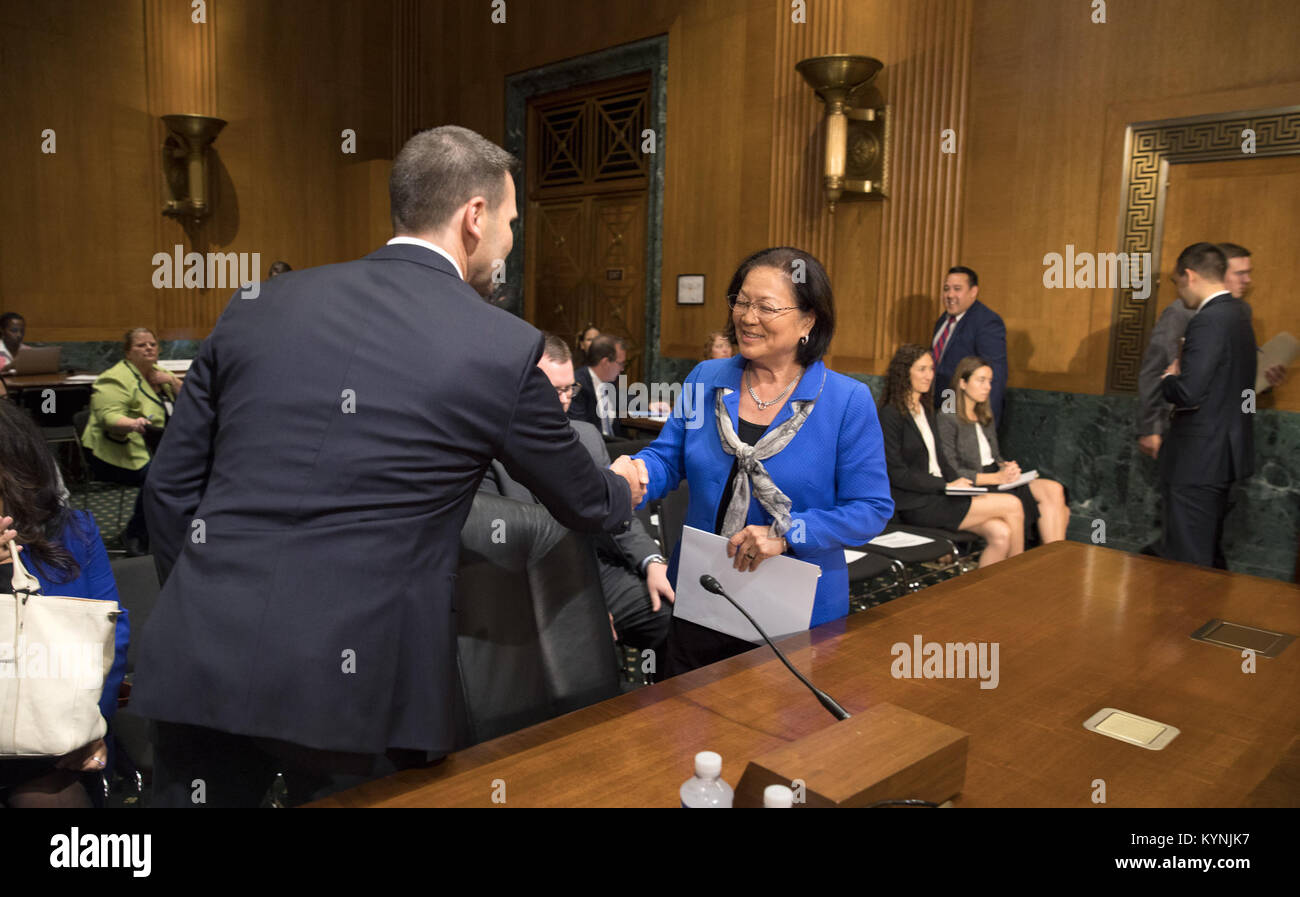 Us-amerikanischen Zoll- und Grenzschutzbehörden amtierender Kommissar Kevin K. McAleenan dank Senator Mazie Hirono von Hawaii für ihre unterstützende Zeugnis, wie er vor dem Senat in einer Anhörung des Finanzausschusses erscheint seine Nominierung zur Ernennung von Herrn Kommissar der US-amerikanischen Zoll- und Grenzschutzbehörden, 24. Oktober 2017 zu berücksichtigen. Us-amerikanischen Zoll- und Grenzschutzbehörden Foto von Glenn Fawcett Stockfoto