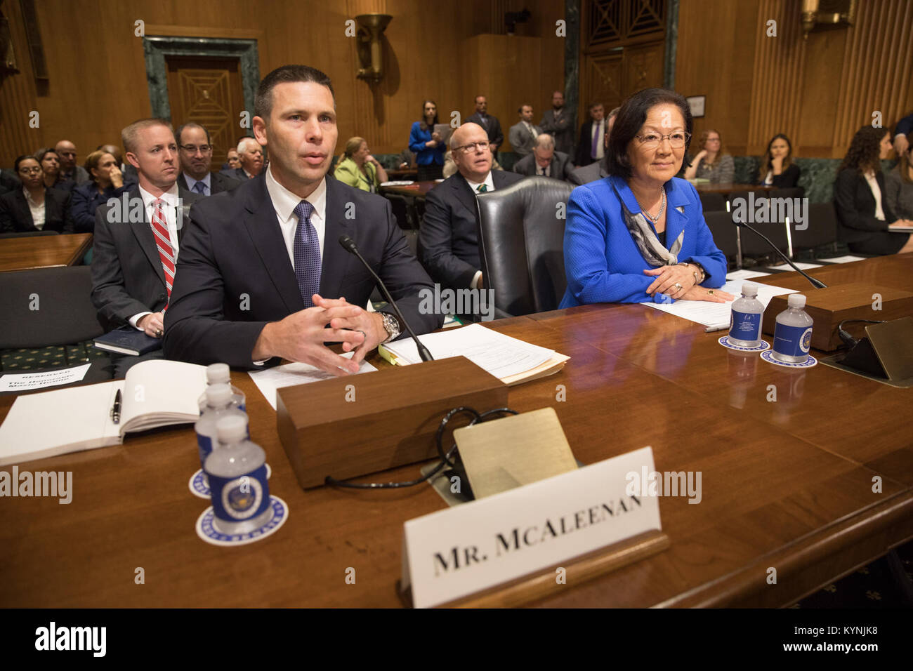 Us-amerikanischen Zoll- und Grenzschutzbehörden amtierender Kommissar Kevin K. McAleenan, Links, und Senator Mazie Hirono erscheinen vor dem Finanzausschuss in einer Anhörung seiner Ernennung Ernennung zum Kommissar der US-amerikanischen Zoll- und Grenzschutzbehörden, 24. Oktober 2017 zu berücksichtigen. Us-amerikanischen Zoll- und Grenzschutzbehörden Foto von Glenn Fawcett Stockfoto