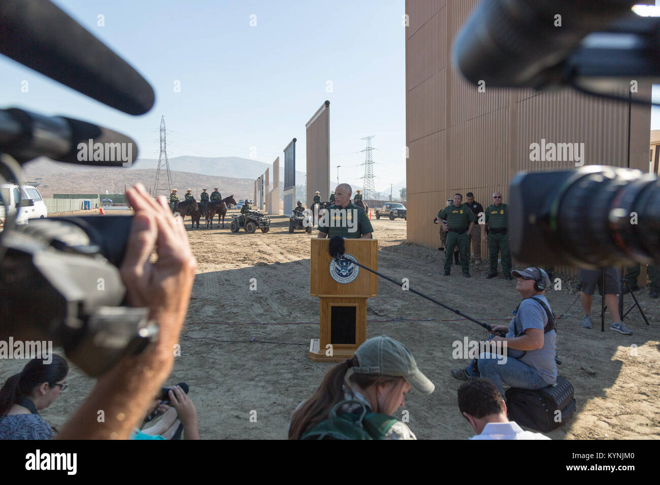 Am 26. Oktober 2017 diskutierte der stellvertretende Kommissar Ronald D. Vitiello von U.S. Customs and Border Protection die Enthüllung von acht Border Wall-Prototypen in der Nähe des Eingangshafens von Otay Mesa. Stockfoto