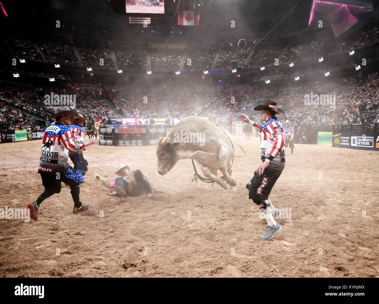 Rodeo clowns bewegen sich in einem ausgebauten bull Rider aus seinem Host während der Aktion im Jahr 2017 Professional Bull Riders Ford Tough World Finals bei der T-Mobile Arena in Las Vegas, Nevada, Nov. 4, 2017 zu schützen. Der PBR ausgezeichnet gefallen Border Patrol-Agenten Robert W. Rosas jr., der in 2009 in der Nähe von Campo, Kalifornien getötet wurde, während die Reaktion auf verdächtige Aktivitäten. Us-amerikanischen Zoll- und Grenzschutzbehörden Fotos von Bob Bushell Stockfoto