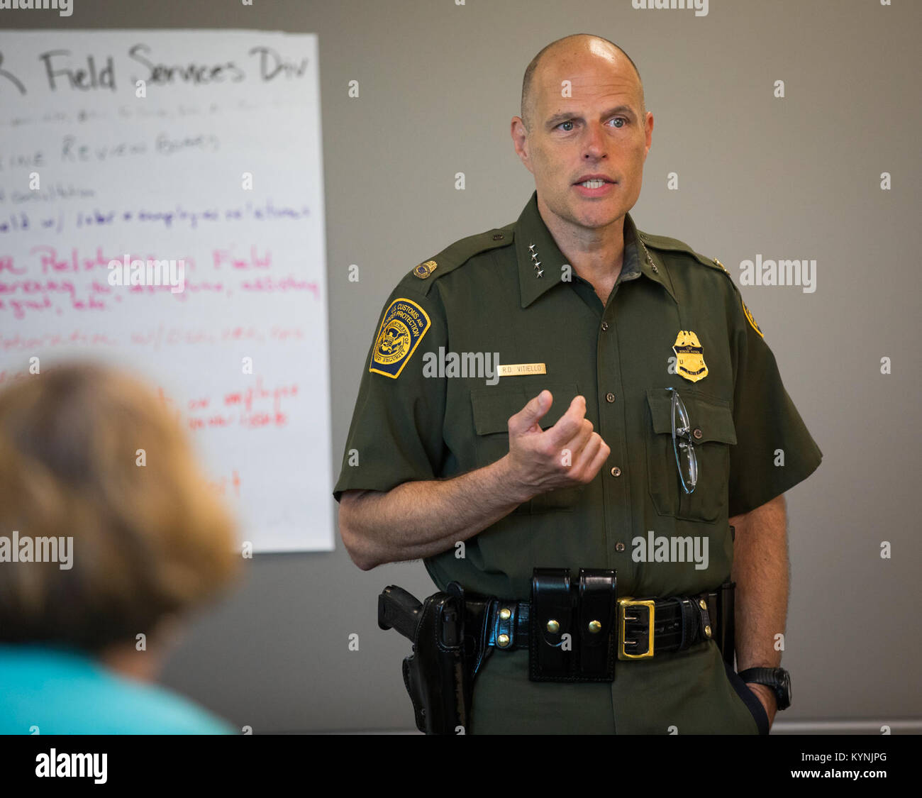 Us-amerikanischen Zoll- und Grenzschutzbehörden, Stellvertretender Kommissar Ronald Vitiello führte eine off-site Besuch des Advanced Training Centre der CBP Human Resource Management (HRM) Gruppe über Führung zu sprechen. Fotograf: Jim Tourtellotte. Stockfoto