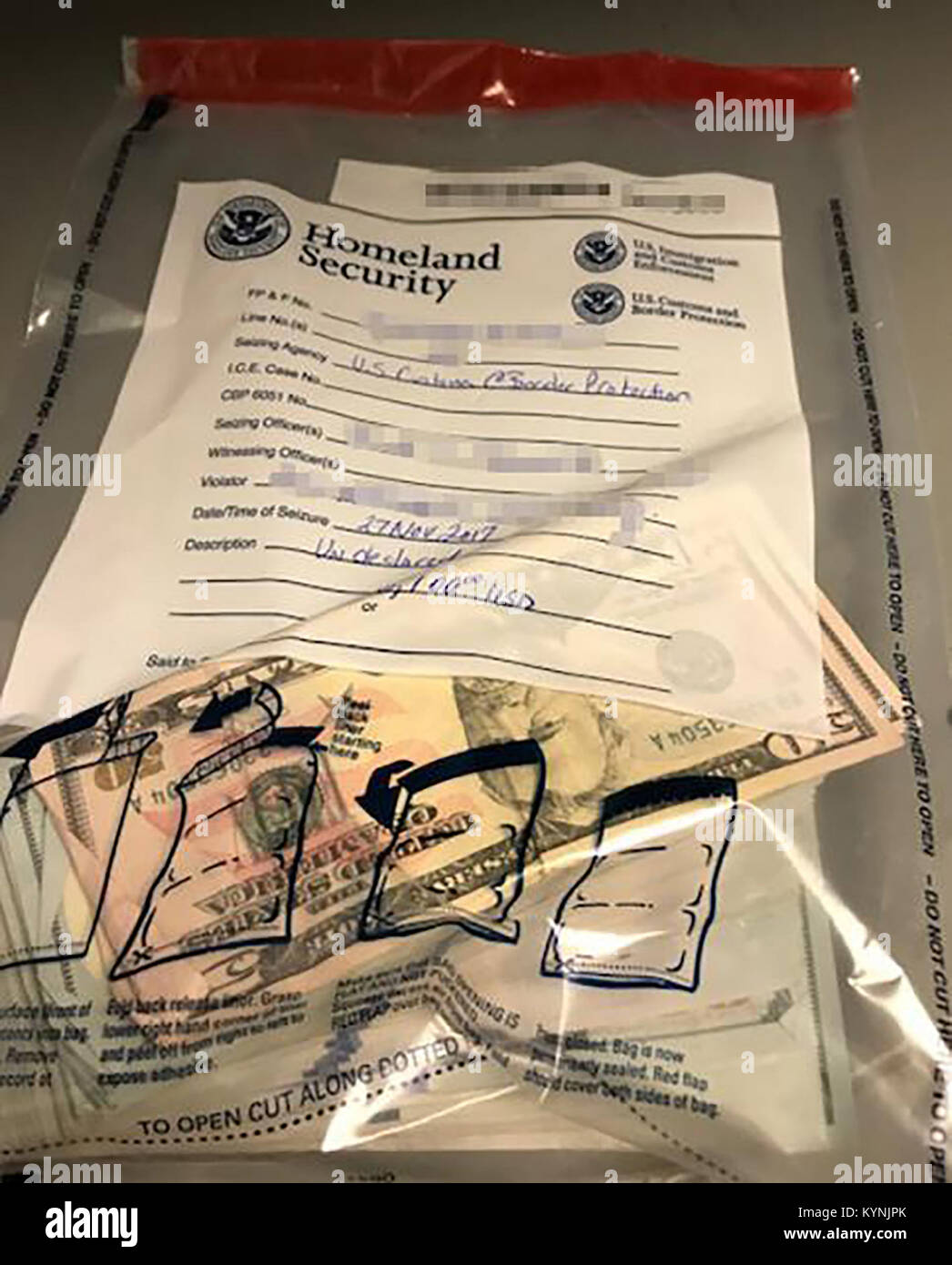 BALTIMORE - US-amerikanische Zoll- und Grenzschutzbehörde (CBP) Beamten beschlagnahmten $ 16.100 aus einem nigerianischen Mann in Baltimore Washington International Thurgood Marshall Airport Montag. Der Mann, der das CBP nicht genannt hat, weil er nicht kriminell aufgeladen wurde, zunächst zu den Offizieren berichtet, dass er $ 1.500 besaß. Während einer Gepäck Prüfung, CBP Offiziere entdeckten ein $ 10.000 Stapel von Währung und ein $ 6.100 Stack der Währung. Reisende können so viel Geld, wie Sie in und aus den Vereinigten Staaten durchführen möchten. Bundesgesetz erfordert, dass Reisende müssen alle US-amerikanischen und ausländischen geldpolitischen Instrumente in Höhe von $ 10 Bericht, Stockfoto