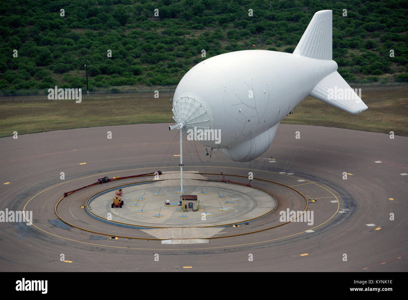Das Tethered Aerostat Radar System (TARS) wird vom US-Zoll und Grenzschutz zur Überwachung entlang der Grenze zwischen den USA und Mexiko eingesetzt. Das System nutzt verankerte Ballone mit Radar, um tief fliegende Flugzeuge und Landfahrzeuge zu erkennen und zu überwachen und so Schmuggelaktivitäten abzufangen. Foto: (Donna Burton) Stockfoto