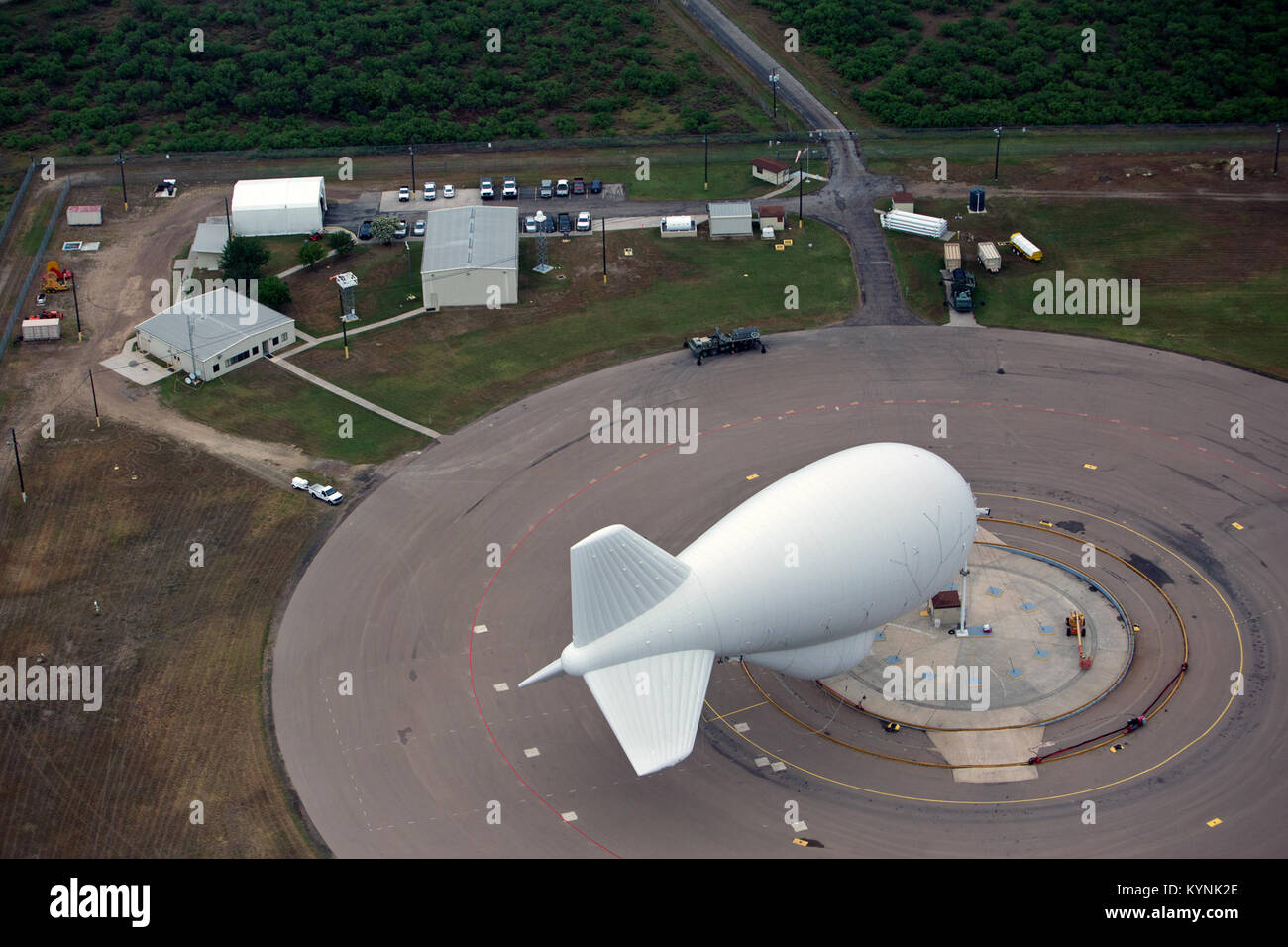 Das Tethered Aerostat Radar System (TARS) in Eagle Pass, TX, nutzt verankerte Ballone als Radarplattformen für die Fernüberwachung. Der Zoll- und Grenzschutz der USA setzt TARS ein, um Schmuggelaktivitäten, einschließlich Luft-, See- und Landverkehr, zu erkennen und zu überwachen. Stockfoto
