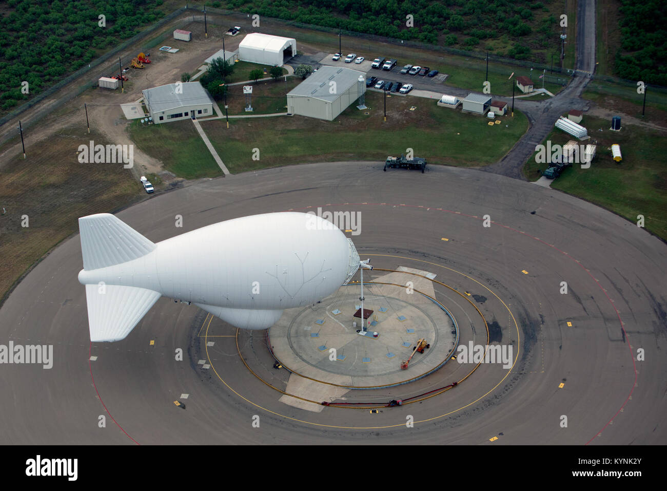 Das Tethered Aerostat Radar System (TARS) in Eagle Pass, Texas, wird von den US-Zoll- und Grenzschutzbehörden für die Luftüberwachung auf niedriger Ebene eingesetzt. Das System nutzt verankerte Ballone, die mit Radar ausgestattet sind, um Luft-, See- und Oberflächenverkehr zu überwachen und so Schmuggelbekämpfungsmaßnahmen zu unterstützen. Stockfoto