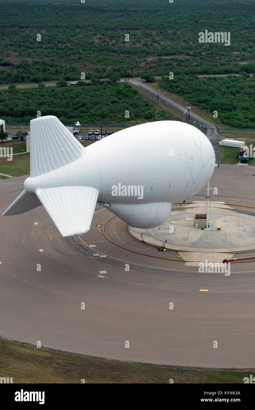 In Eagle Pass, Texas, verwendet der U.S. Customs and Border Protection das Tethered Aerostat Radar System (TARS) für die Langstreckenüberwachung, um Schmugglern und Menschenhändlern entlang der Grenze zwischen den USA und Mexiko zu erkennen und zu unterbinden. Stockfoto