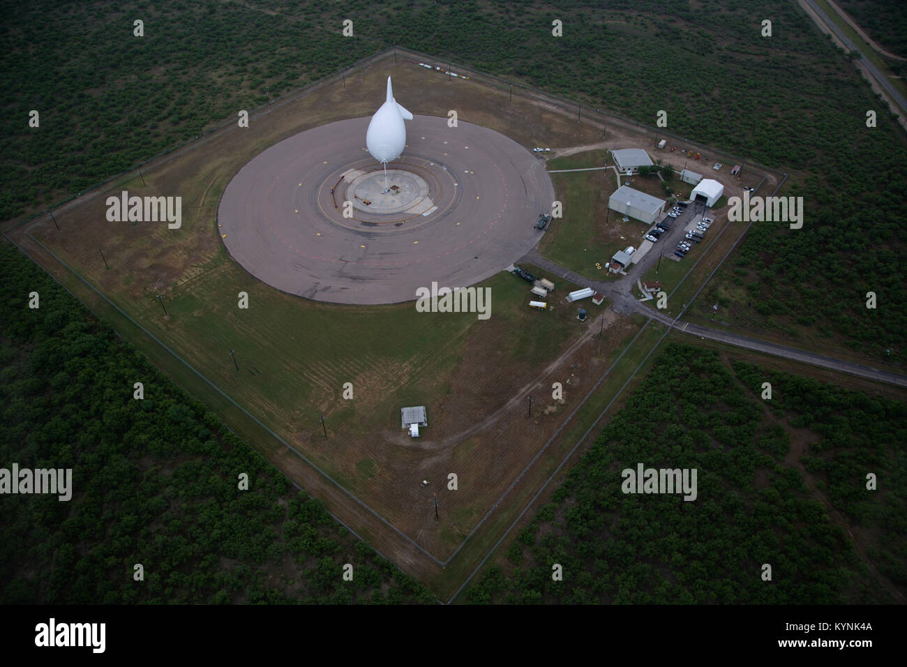Das Tethered Aerostat Radar System (TARS) in Eagle Pass, TX, nutzt verankerte Ballone als Radarplattformen, um eine kontinuierliche, weiträumige Überwachung zur Erkennung und Überwachung von Schleusern und Schleppern in der Luft, im Meer und an der Oberfläche zu ermöglichen. Stockfoto