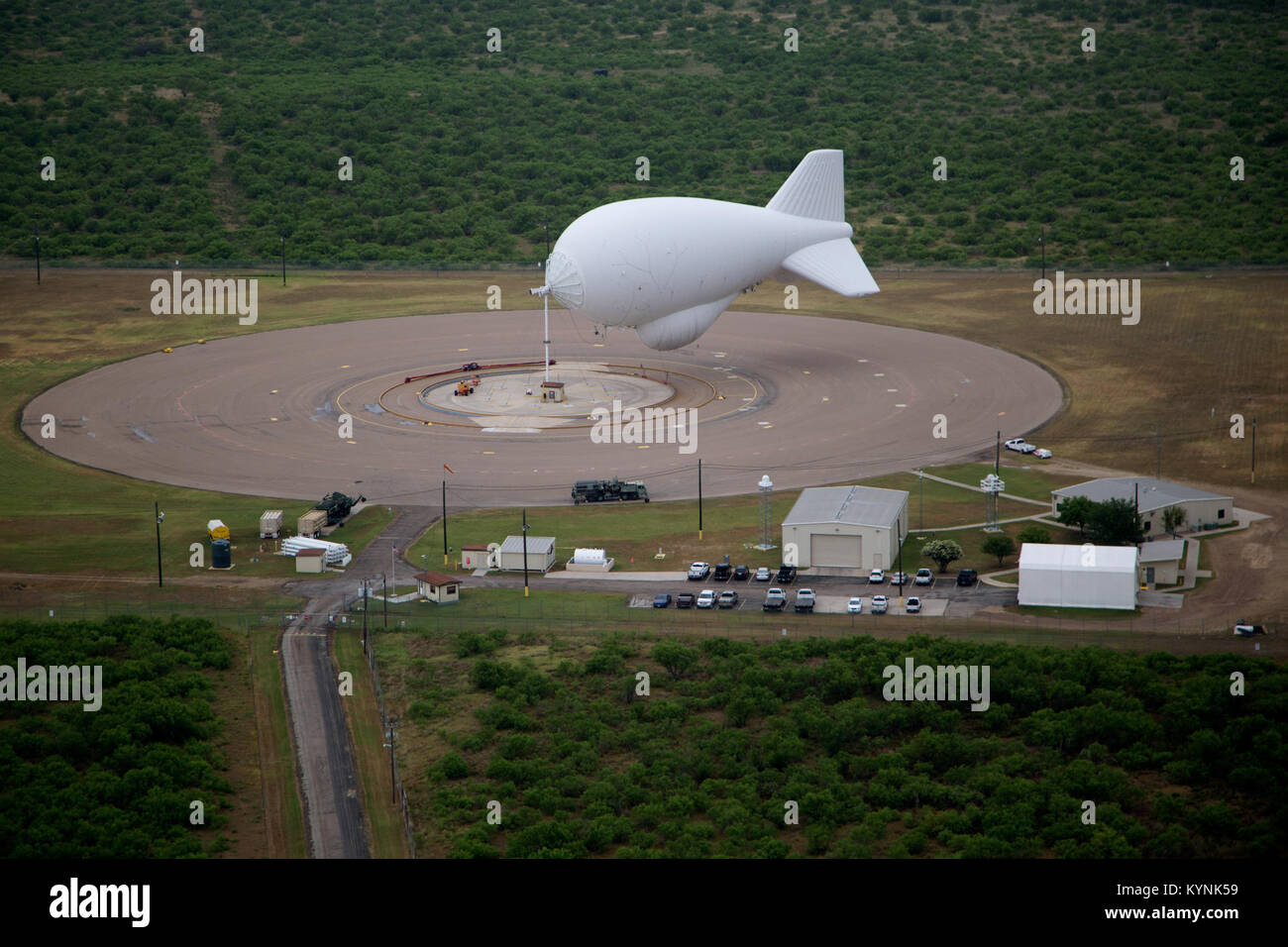 Das Tethered Aerostat Radar System (TARS) wird vom Zoll- und Grenzschutz der USA zur Überwachung von Schleusern in der Nähe von Eagle Pass, TX, eingesetzt. Stockfoto