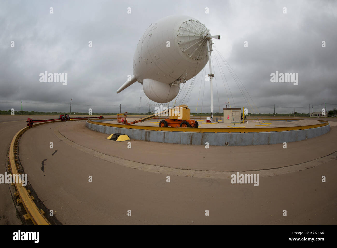 Das Tethered Aerostat Radar System (TARS) in Eagle Pass, Texas, nutzt verankerte Ballons zur Bodenüberwachung, um Schleuser und Menschenhändler entlang der Grenze zu überwachen und zu unterbinden. Stockfoto