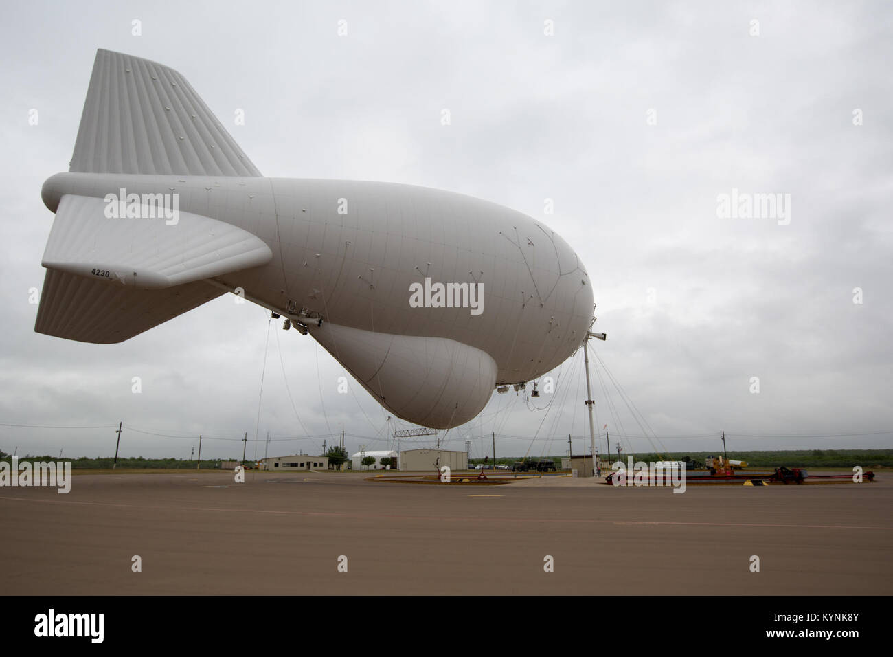 In Eagle Pass, Texas, wird das Tethered Aerostat Radar System (TARS) von U.S. Customs and Border Protection für die Überwachung auf niedriger Ebene eingesetzt, um potenzielle Bedrohungen wie Schmuggler und Menschenhändler zu erkennen und zu überwachen. Stockfoto