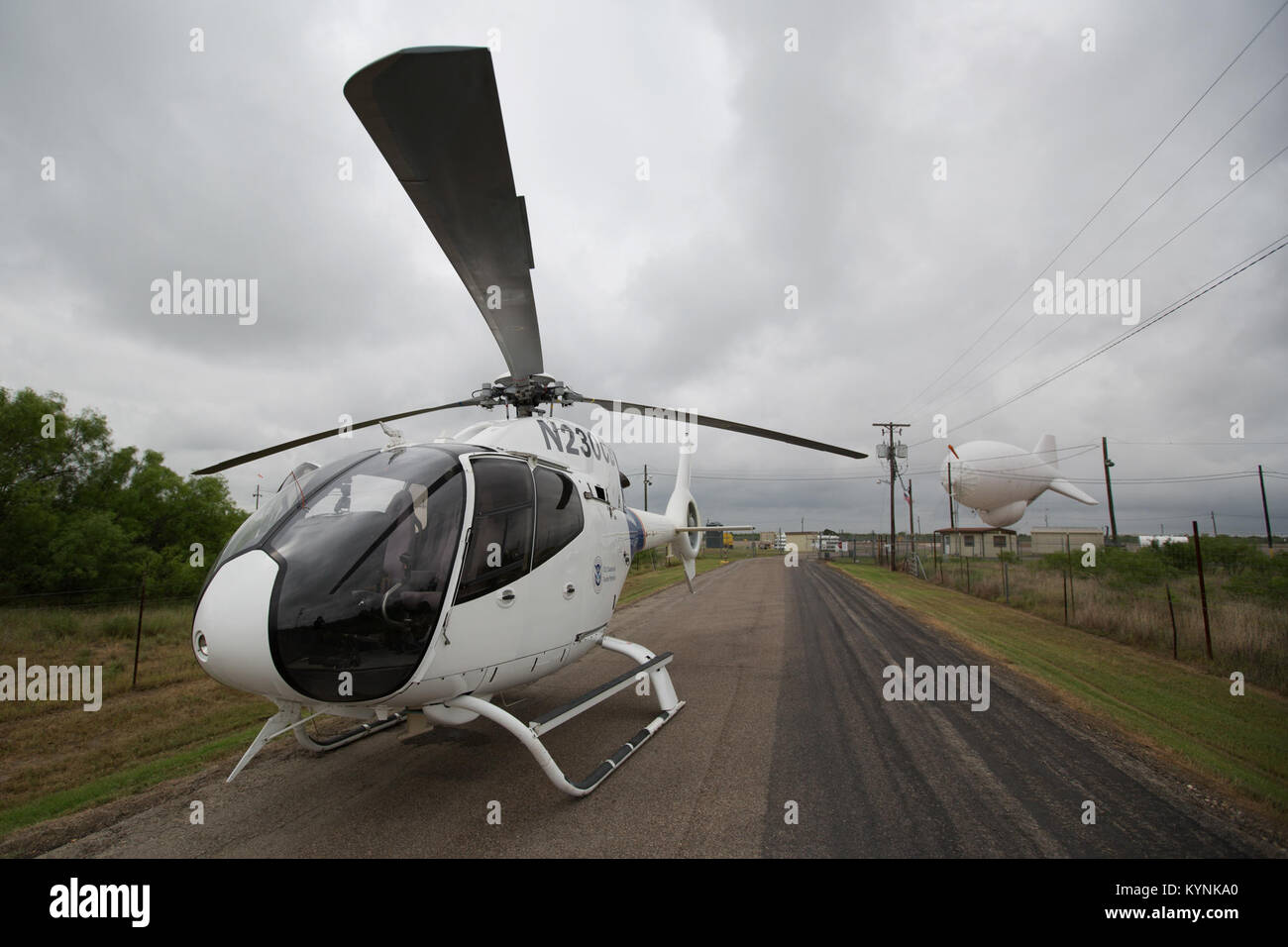 In Eagle Pass, Texas, überwacht ein US-amerikanischer Zoll- und Grenzschutzhubschrauber EC-120 eine TARS-Anlage (Tethered Aerostat Radar System), die für Grenzsicherheit und Betäubungsmittelverbot genutzt wird. Stockfoto