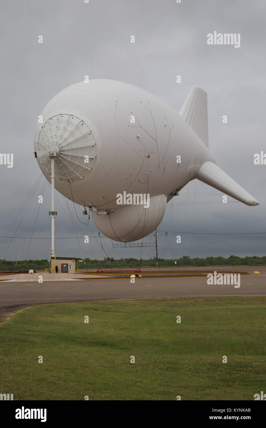 Das Tethered Aerostat Radar System (TARS) ermöglicht die Überwachung auf niedriger Ebene mit verankerten Ballonen, die mit Radar ausgestattet sind. Der US-Zoll- und Grenzschutz nutzt dieses System, um Schmuggler und Menschenhändler in der Nähe von Eagle Pass, TX, zu erkennen und abzufangen. Stockfoto
