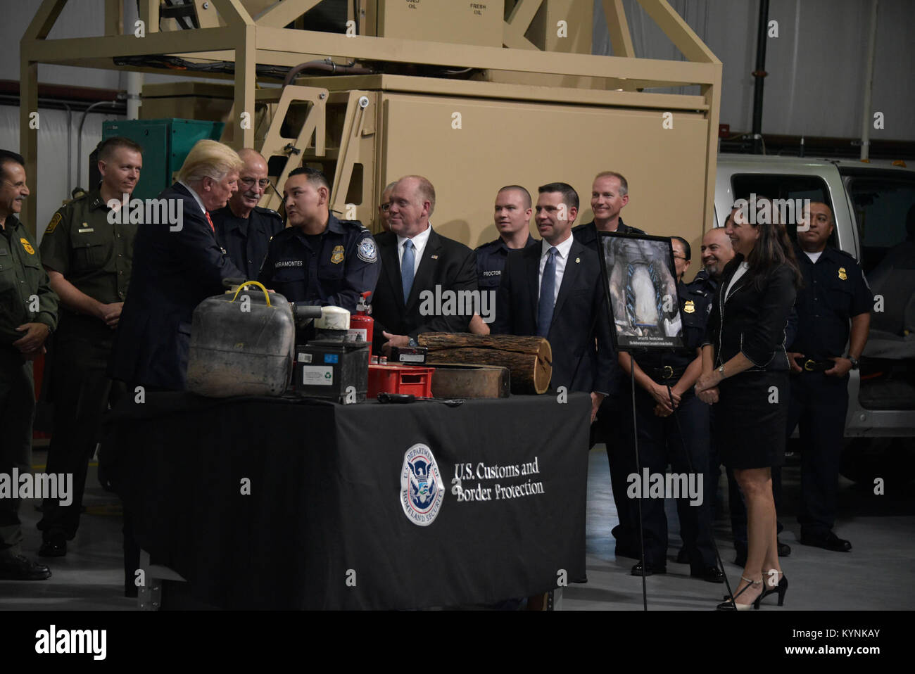 Fotos von POTUS, CoS Kelly, wie 1, Amtierender Kommissar Kevin McAleenan, CBP; und Geschäftsführender Direktor Tom Homan, ICE touring CBP-Grenze bei der CBP Yuma Air Niederlassung Hänger, wo Sie mit CBP Offiziere met und Border Patrol Agents, die die Fähigkeiten der Einrichtungen diskutiert, die Sie verwenden, die auf eine rechtswidrige Tätigkeit in den USA, Mexiko Grenze zu erkennen. Yuma Sektor Chief PATROL-Agent Anthony Porvaznik, BP hielt einen Vortrag zu Präsident Trump über die Grenzmauer Prototypen und die Schicht oder Ressourcen verwendet, um illegale Aktivitäten an der Grenze zu erkennen. Fotograf: Jetta Disco Stockfoto