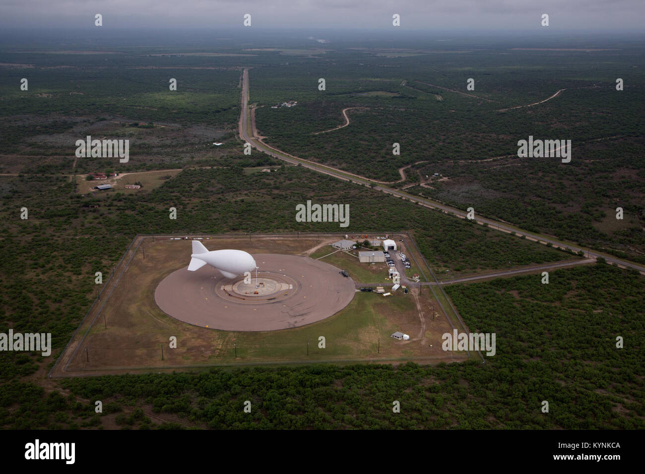 In Eagle Pass, Texas, verwendet der US-Zoll- und Grenzschutz das Tethered Aerostat Radar System (TARS) für die Fernüberwachung und hilft bei der Erkennung von Schmuggel- und Drogenhandel. Stockfoto