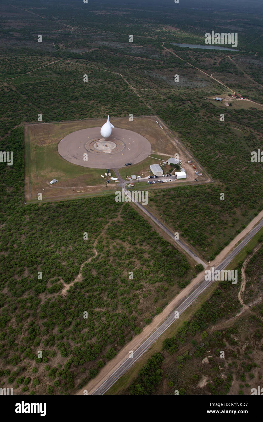 Das Tethered Aerostat Radar System (TARS) in Eagle Pass, Texas, unterstützt den US-Zoll und den Grenzschutz bei der Aufdeckung und Abwehr von Schmugglern durch eine Langstreckenüberwachung mit Radaraerostaten. Stockfoto