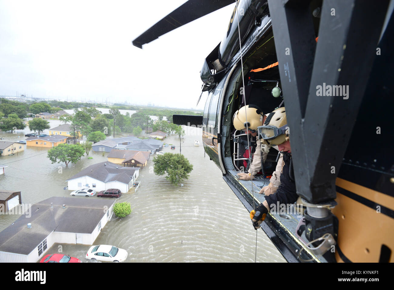 Ein CBP-Luft und Marine black hawk aircrew Werke einer überlebenden Familie in das Flugzeug nach Gehisst wird. August 30, 2017 Fotos von Alexander Zamora Stockfoto