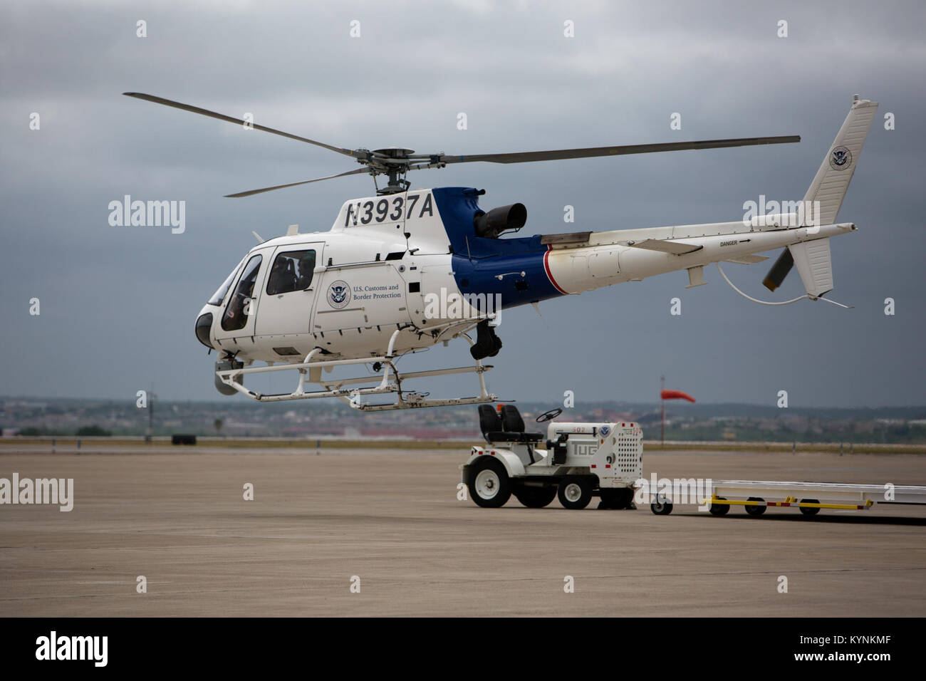 Einer US-amerikanischen Zoll- und Grenzschutzbehörden, Luft und Marine Operations pilot-aus Laredo, Texas zieht aus dem flug Linie in einem aerostar Hubschrauber Sicherheitsstreifen für den Tag zu führen. Fotograf: Donna Burton Stockfoto
