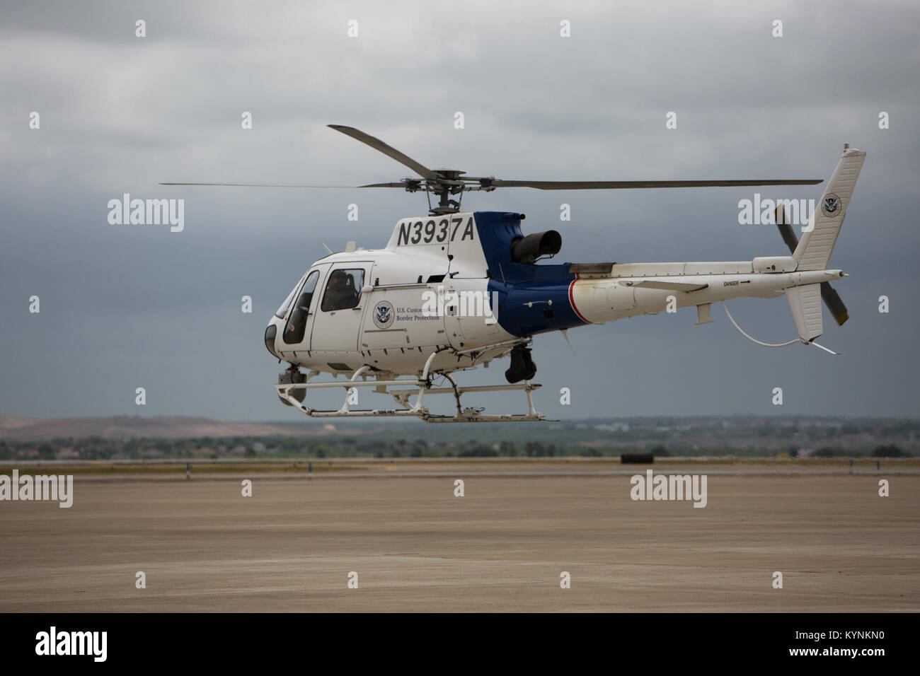 Einer US-amerikanischen Zoll- und Grenzschutzbehörden, Luft und Marine Operations pilot-aus Laredo, Texas zieht aus dem flug Linie in einem aerostar Hubschrauber Sicherheitsstreifen für den Tag zu führen. Fotograf: Donna Burton Stockfoto