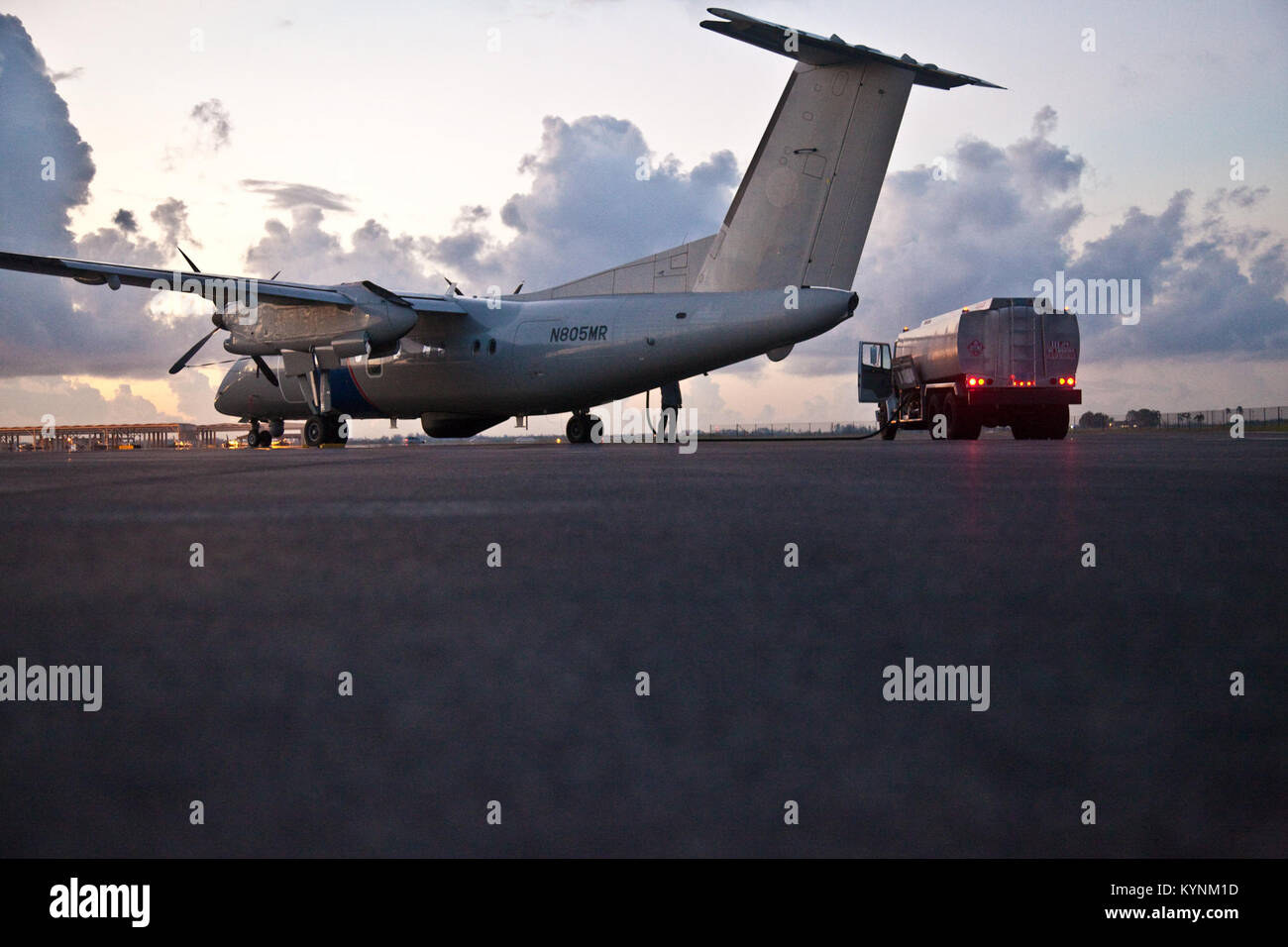 Ein CBP-Luft und Marine Operations DHC-8-Flugzeug steht vor der Abreise die Miami Air und Marine Zweig bestimmt für Puerto Rico Freitag 22. September getankt. Stockfoto