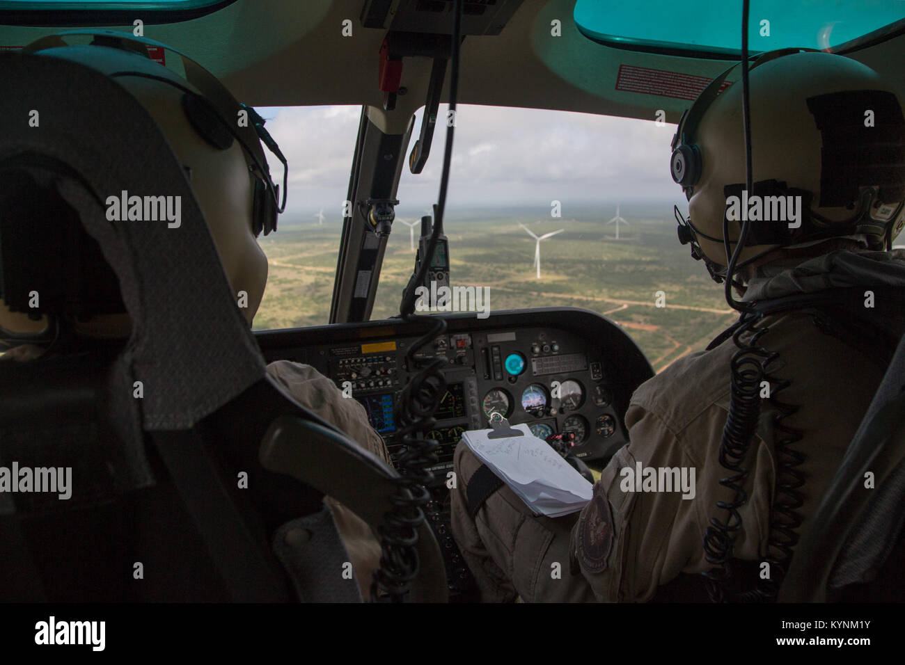 Während des Fluges, einem US-amerikanischen Zoll- und Grenzschutzbehörden, Luft und Marine Operations pilot scannt die Gegend für jede verdächtige Aktivität entlang der Laredo, Texas Grenze. Fotograf: Donna Burton Stockfoto