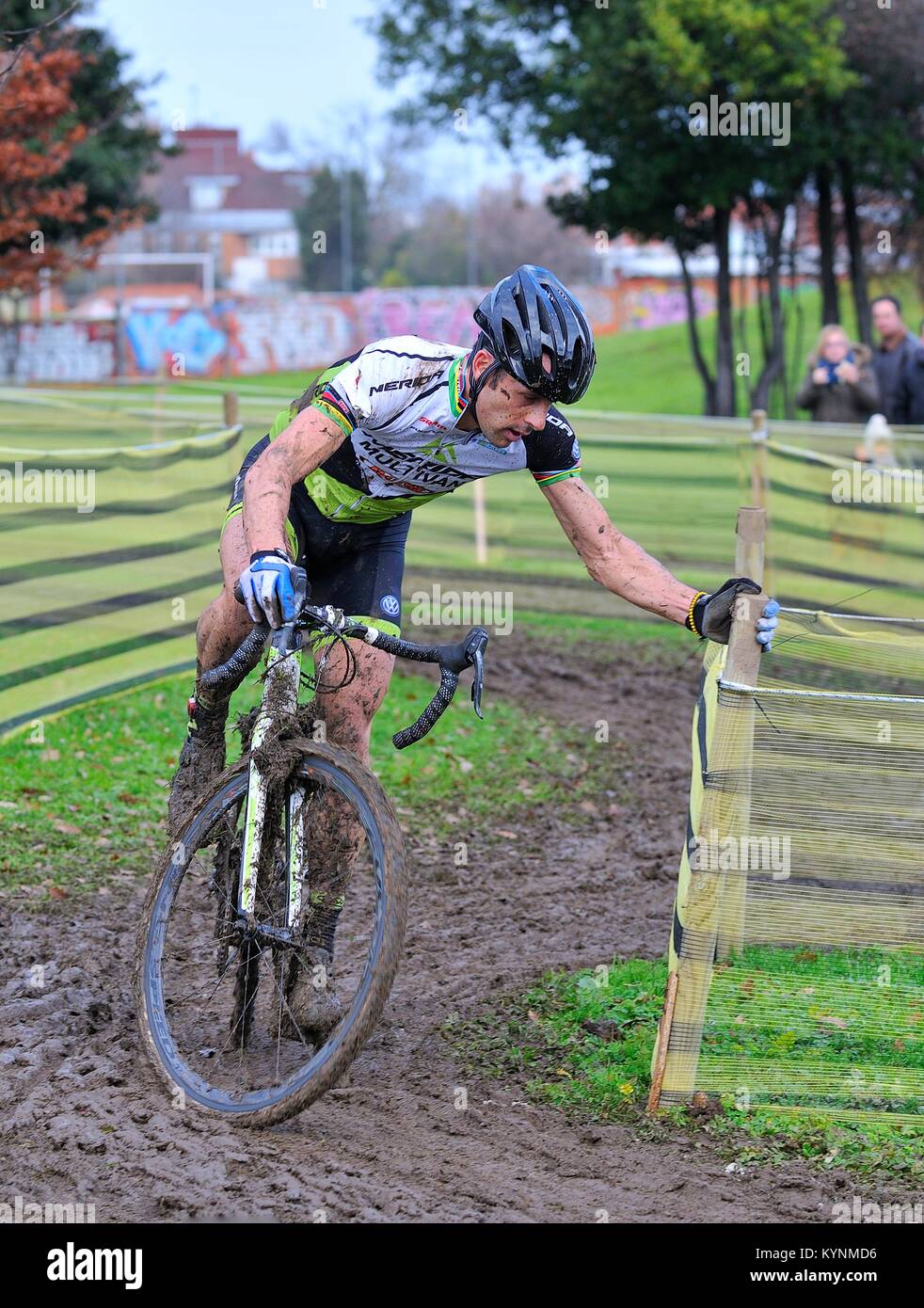 GIJON, SPANIEN - Januar 11: Cyclocross Meisterschaften Spanien im Januar 11, 2015 in Gijon, Spanien. Der Radfahrer Jose Antonio Hermida Ramos konkurrieren in Elite Stockfoto