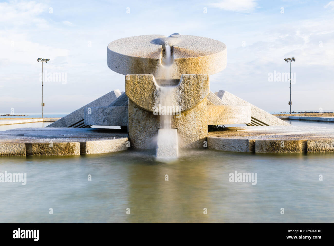 Detail des Brunnens "La Nave". Monumentale Arbeit von dem Künstler Pietro Cascella. Der Brunnen befindet sich an der Küste Stockfoto