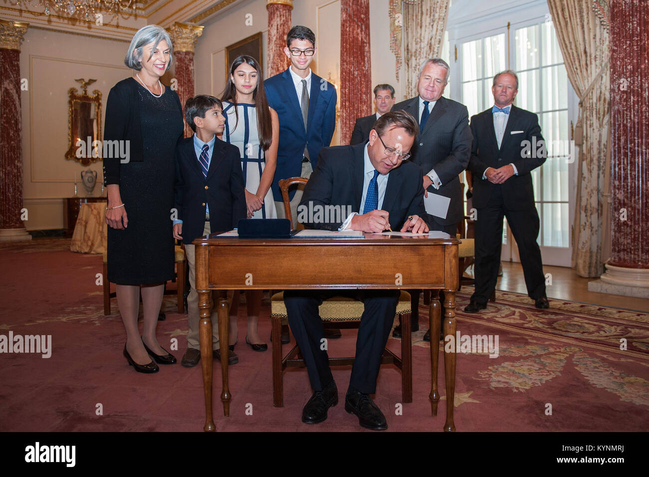 Justin Hicks Siberell wurde am 3. November 2017 während einer Zeremonie im US-Außenministerium als Botschafter der Vereinigten Staaten im Königreich Bahrain vereidigt. Der stellvertretende Staatssekretär John Sullivan legte den Amtseid ab. Foto: (Außenministerium) Stockfoto