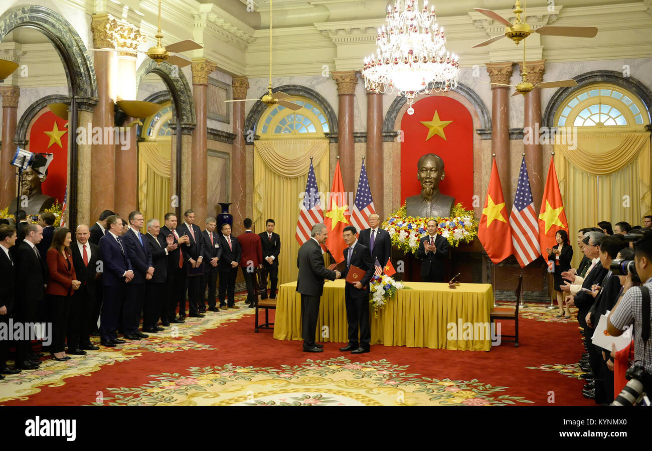 Us-Staatssekretär Rex Tillerson begleitet Präsident Donald Trump zu einem kommerziellen Angebote Zeremonie mit vietnamesischen Präsidenten Tran Dai Quang im Präsidentenpalast in Hanoi, Vietnam, am 12. November 2017. Stockfoto