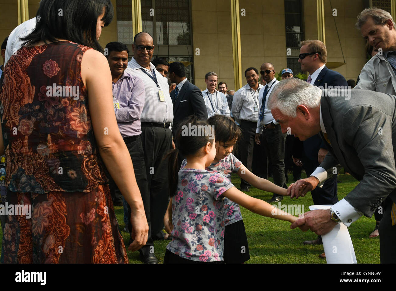 Us-Staatssekretär Rex Tillerson erfüllt Mission Indien Mitarbeiter der US-Botschaft in Neu Delhi, Indien Am 25. Oktober 2017. Stockfoto