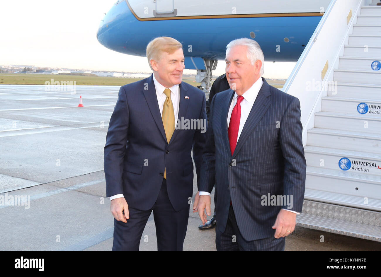 Der US-Außenminister Rex Tillerson wurde am 8. Dezember 2017 von D. Brent Hardt, der US-Botschaft Chargé d’Affaires, auf dem Flughafen Le Bourget in Paris begrüßt. Das Treffen fand während diplomatischer Bemühungen zwischen den USA und Frankreich statt. Stockfoto