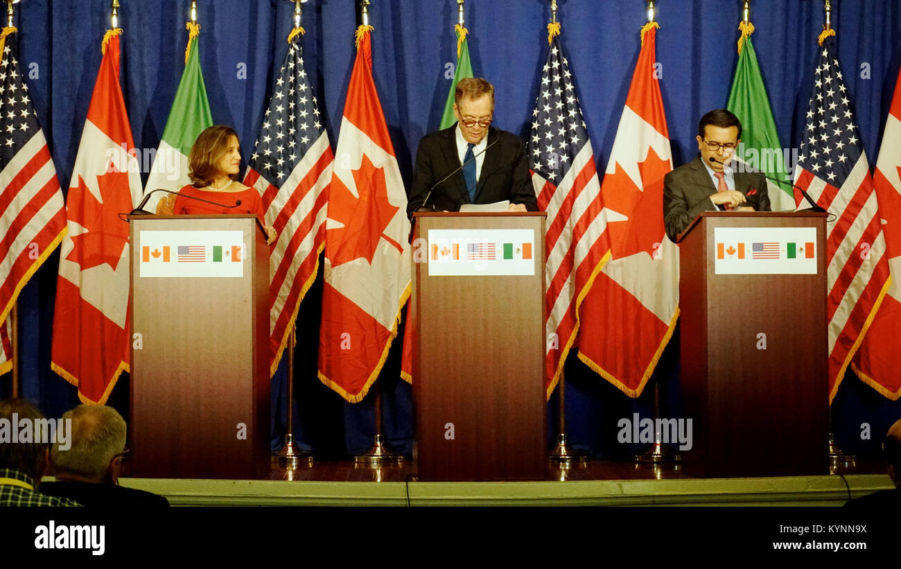 Kanadische Außenminister Chrystia Freeland, U.S. Trade Representative Robert Lighthizer und mexikanischen Wirtschaftsminister Ildefonso Guajardo (L, R) in der vierten Runde der North American Free Trade Agreement (NAFTA) Verhandlungen der General Services Administration Hauptsitz in Washington, D.C. am 17. Oktober 2017 teilnehmen. Stockfoto