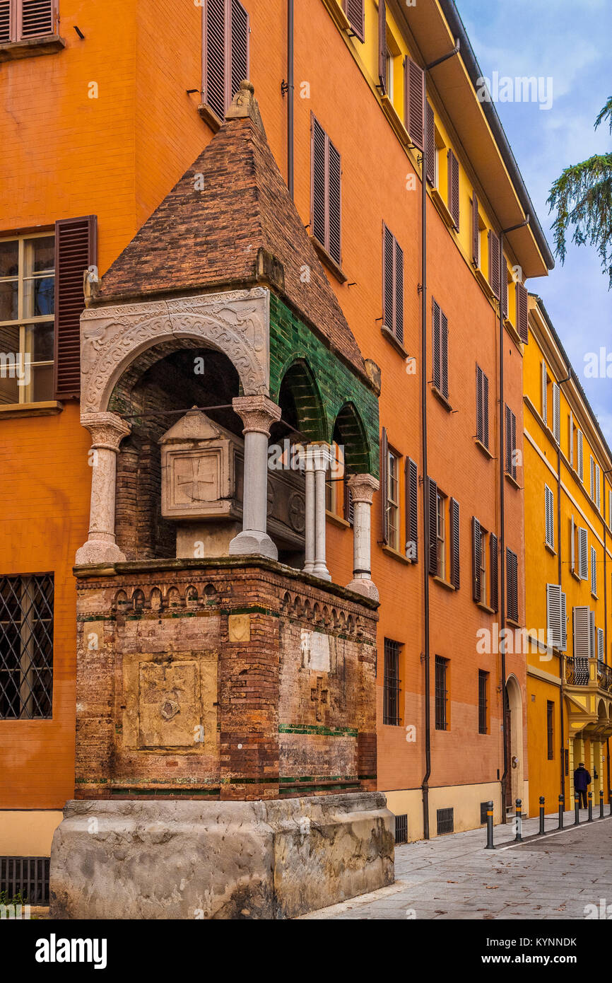 Italien Emilia Romagna Bologna Piazza San Domenico Kirche des hl. Domenico - Grab von Egidio Foscherari Stockfoto