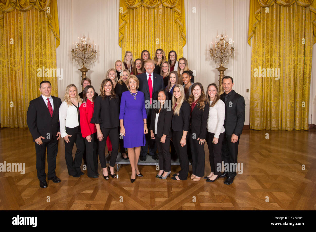Präsident Donald J. Trump veranstaltet das NCAA National Championship Team der University of Oklahoma Women's Gymnastics am 17. November 2017 im Weißen Haus, wo er seinen Sieg und seine Erfolge in der Hochschulathletik feiert. Stockfoto