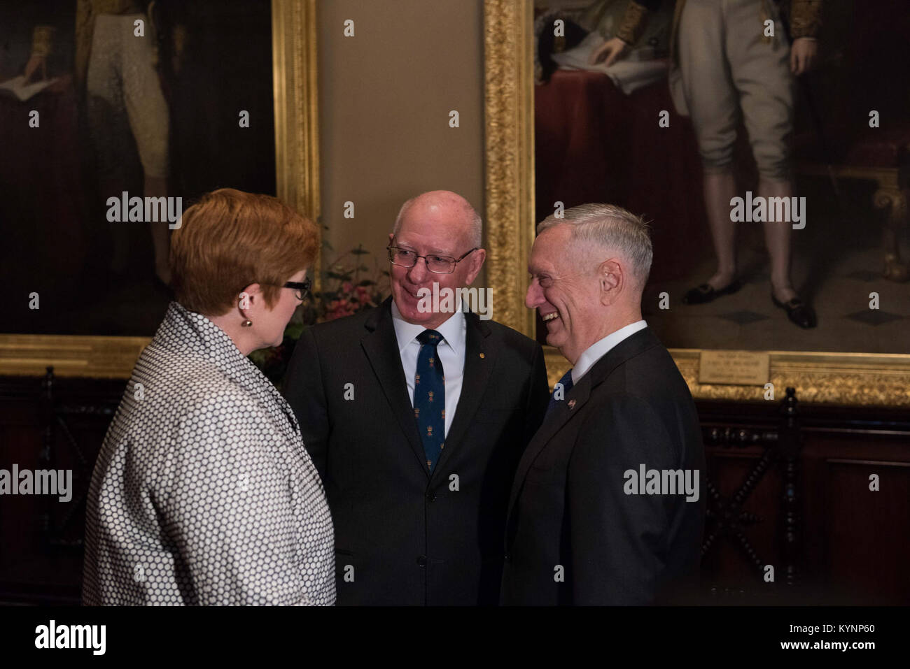 Us-Verteidigungsminister James Mattis, australische Verteidigungsminister Marise Payne, General David Hurley AC DSC (Ret), Gouverneur von New South Wales, Treffen an NSW Government House vor Ausmin 2017 in Sydney, Australien, am 5. Juni 2017. [State Department Foto/] Sekretärin Mattis Chats mit australische Verteidigungsminister Payne und Gen 34259474714 o Stockfoto