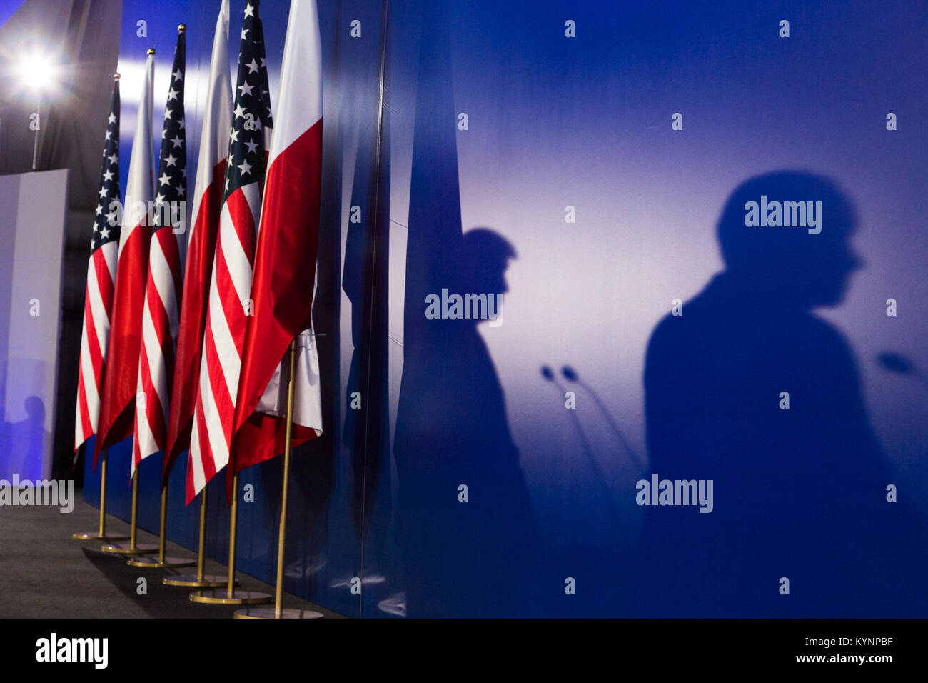 Präsident Donald J. Trump und Präsident Andrzej Duda trafen sich am 6. Juli 2017 in Polen. Im Mittelpunkt ihrer Gespräche standen die Stärkung der Beziehungen zwischen den USA und Polen und die regionale Sicherheit in Europa. Stockfoto