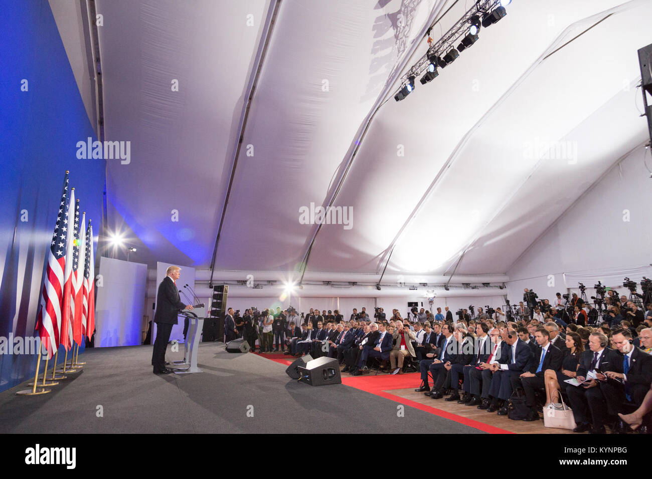 Am 6. Juli 2017 traf sich Präsident Donald J. Trump während eines Besuchs in Polen mit dem polnischen Präsidenten Andrzej Duda, um die internationale Sicherheit, die NATO-Zusammenarbeit und die Stärkung der Beziehungen zwischen den USA und Polen zu erörtern. Stockfoto