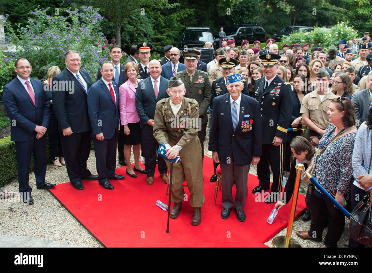 Präsident Trump trifft während seines Besuchs in Frankreich am 13. Juli 2017 im Rahmen seiner diplomatischen Reise auf Veteranen des Zweiten Weltkriegs. Stockfoto