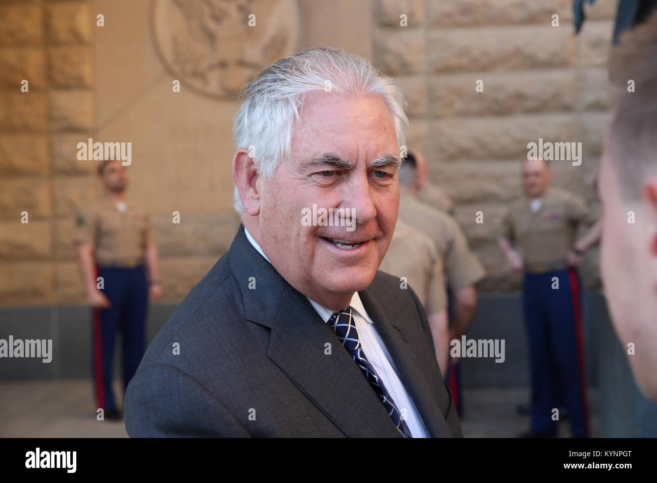 Sekretär Tillerson spricht mit Marines an Botschaft Moskau 33592489150 o Stockfoto