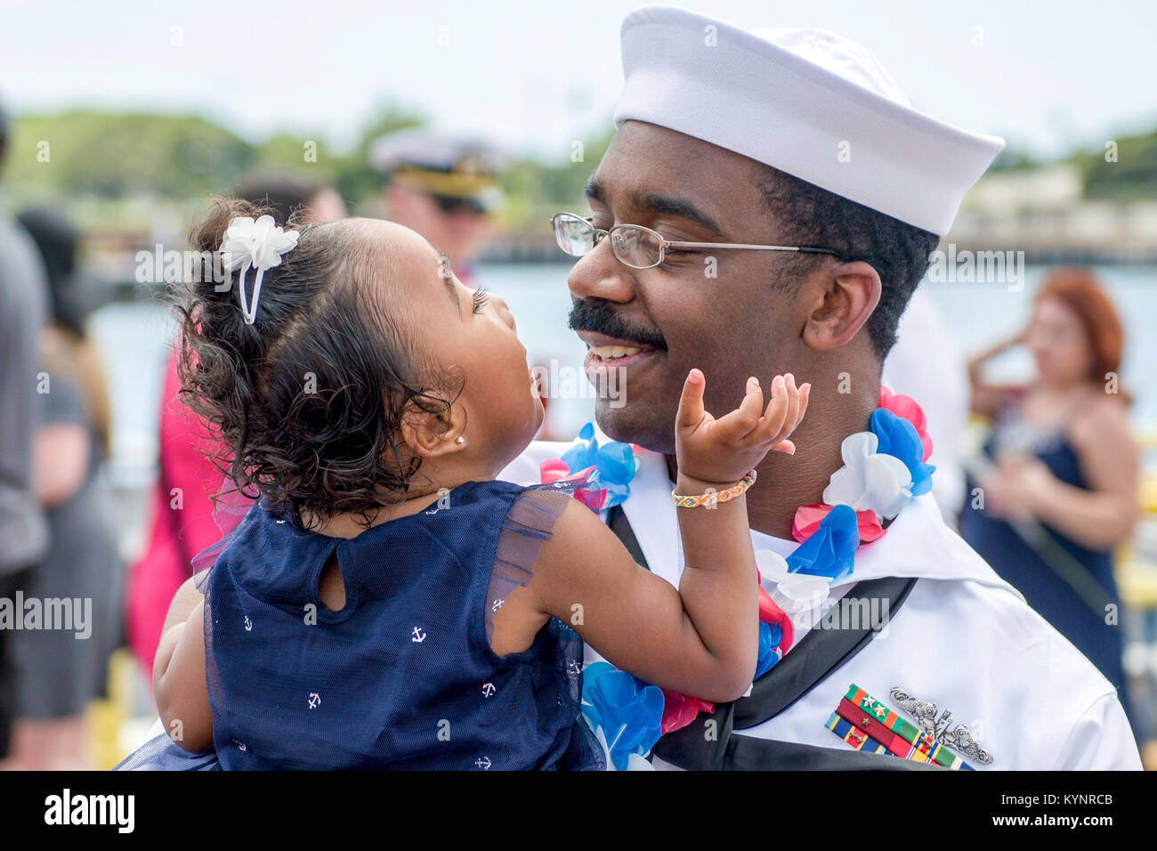 170323-N-LY 160-0416 Pearl Harbor, Hawaii (23. März 2017) Yeoman 2. Klasse Bryce Mack, der Los Angeles-Klasse schnell-Angriffs-U-Boot USS Louisville (SSN724), vereint mit seiner Tochter auf der Pier onboard Joint Base Pearl Harbor-Hickam nach dem erfolgreichen Abschluss einer sechsmonatigen Einsatz in den Westpazifik. (U.S. Marine Foto von Mass Communication Specialist 2. Klasse Michael H. Lee/Freigegeben) November 2017 Nationale Veteranen und Militärische Familien Monat 37993200534 o Stockfoto