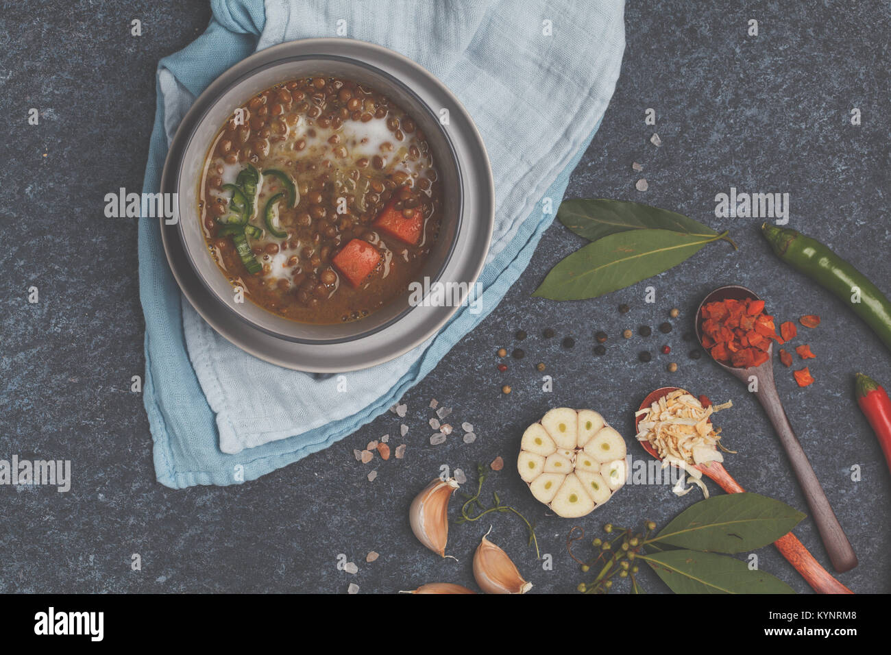 Indische vegetarische Linsensuppe, mung Dal. Indisches essen Spice Konzept. Dunkler Hintergrund, Ansicht von oben. Stockfoto