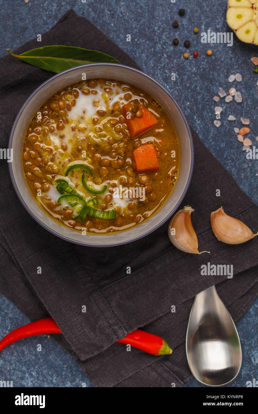 Indische vegetarische Linsensuppe, mung Dal. Indisches essen Spice Konzept. Dunkler Hintergrund, Ansicht von oben. Stockfoto