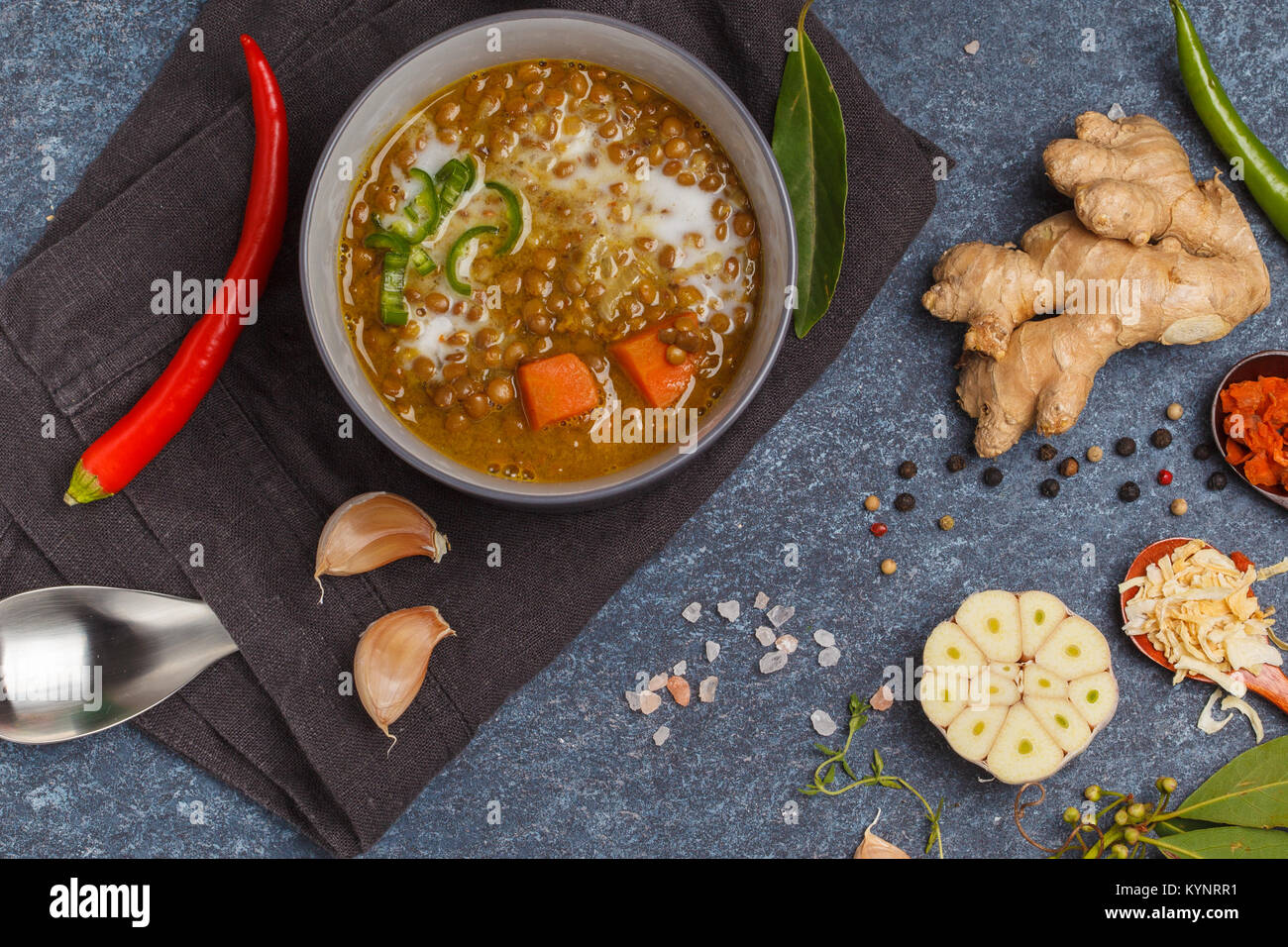 Indische vegetarische Linsensuppe, mung Dal. Indisches essen Spice Konzept. Dunkler Hintergrund, Ansicht von oben. Stockfoto