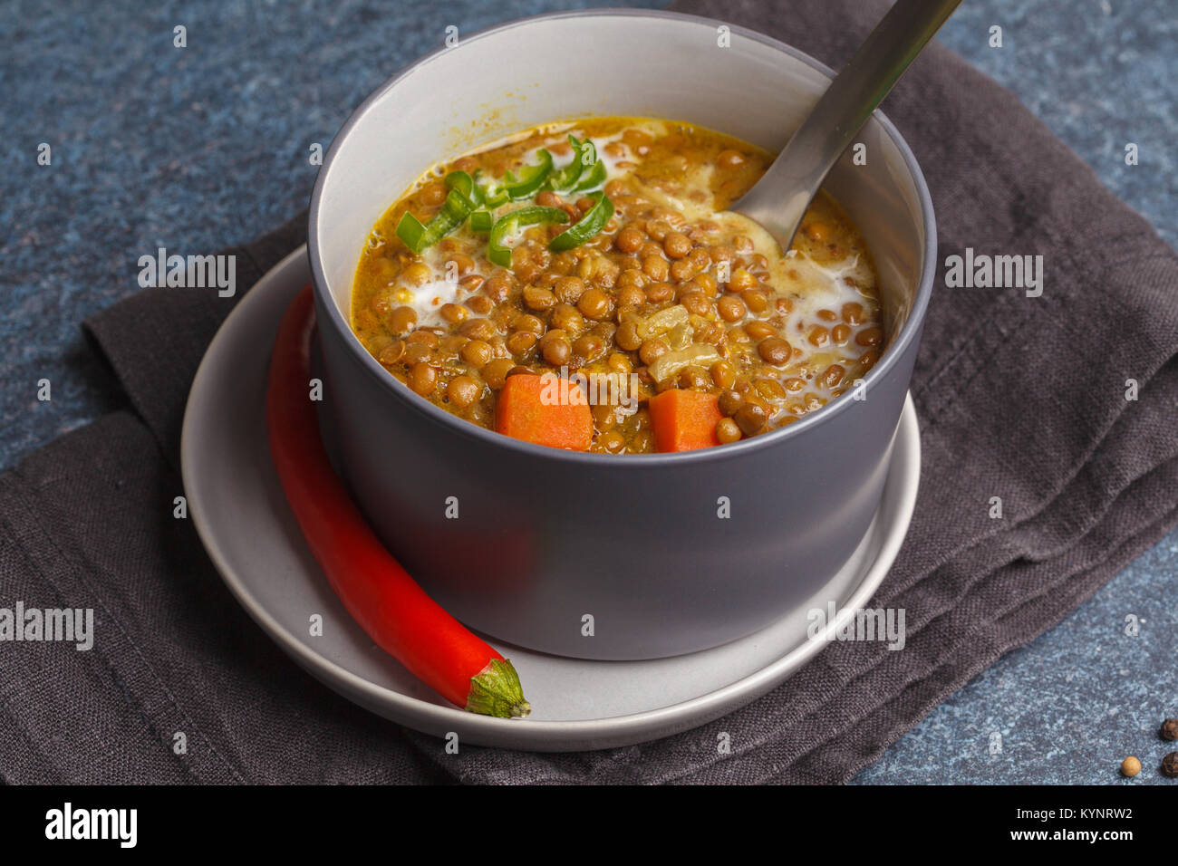 Indische vegetarische Linsensuppe, mung Dal. Indisches essen Spice Konzept. Dunkler Hintergrund, Ansicht von oben. Stockfoto