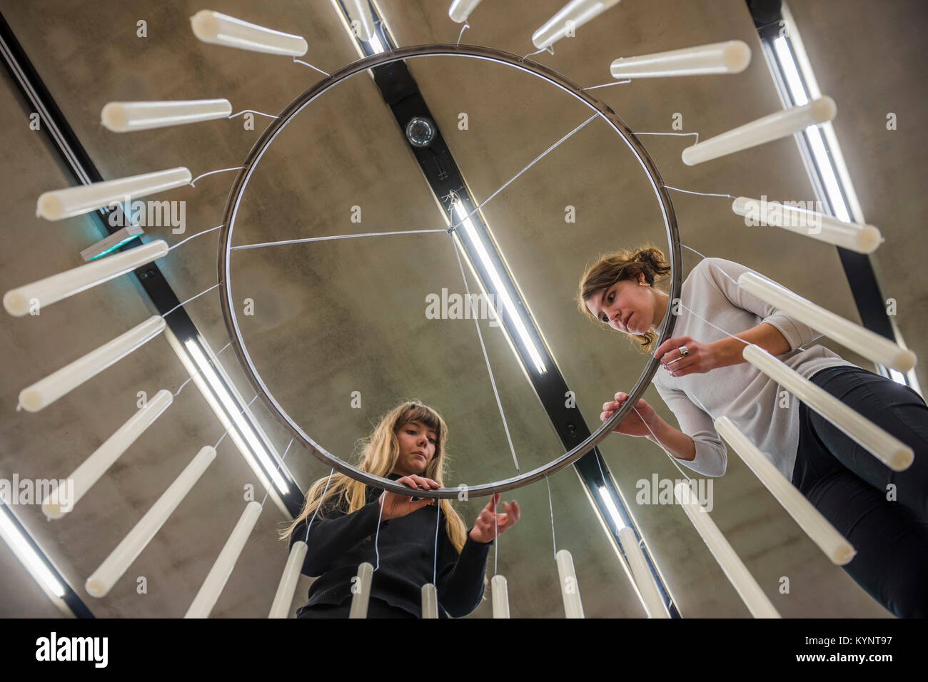 London, Großbritannien. 15 Jan, 2018. Im Bilden von Amanda Hellryd und Florenz Laprat-Studio Komplex in der Tate Modern: Kunst Studenten aus Central Saint Martins UAL, wie sie der Tate Modern Tate Exchange Platz auf Ebene 5 des Blavatnik Gebäude in Künstlerateliers, die Film, Skulpturen und Installationen. Die öffentlichkeit kann kostenlos in einem breiten Spektrum von praktischen Kunst Aktivität übernehmen und es wird von 12.00 bis 18.00 täglich von 15. bis 21. Januar inclusive ausführen. Credit: Guy Bell/Alamy leben Nachrichten Stockfoto