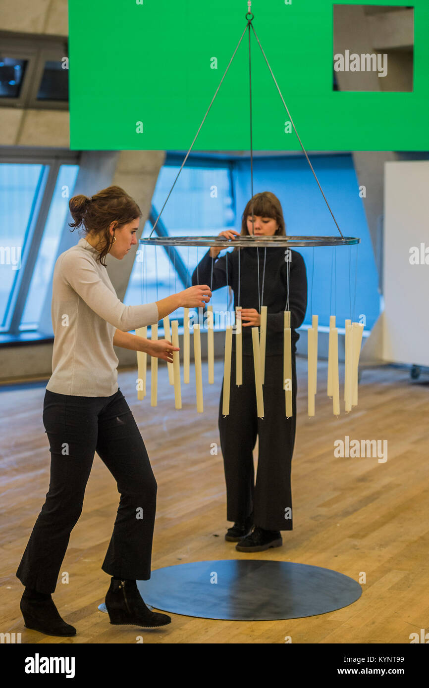 London, Großbritannien. 15 Jan, 2018. Im Bilden von Amanda Hellryd und Florenz Laprat-Studio Komplex in der Tate Modern: Kunst Studenten aus Central Saint Martins UAL, wie sie der Tate Modern Tate Exchange Platz auf Ebene 5 des Blavatnik Gebäude in Künstlerateliers, die Film, Skulpturen und Installationen. Die öffentlichkeit kann kostenlos in einem breiten Spektrum von praktischen Kunst Aktivität übernehmen und es wird von 12.00 bis 18.00 täglich von 15. bis 21. Januar inclusive ausführen. Credit: Guy Bell/Alamy leben Nachrichten Stockfoto