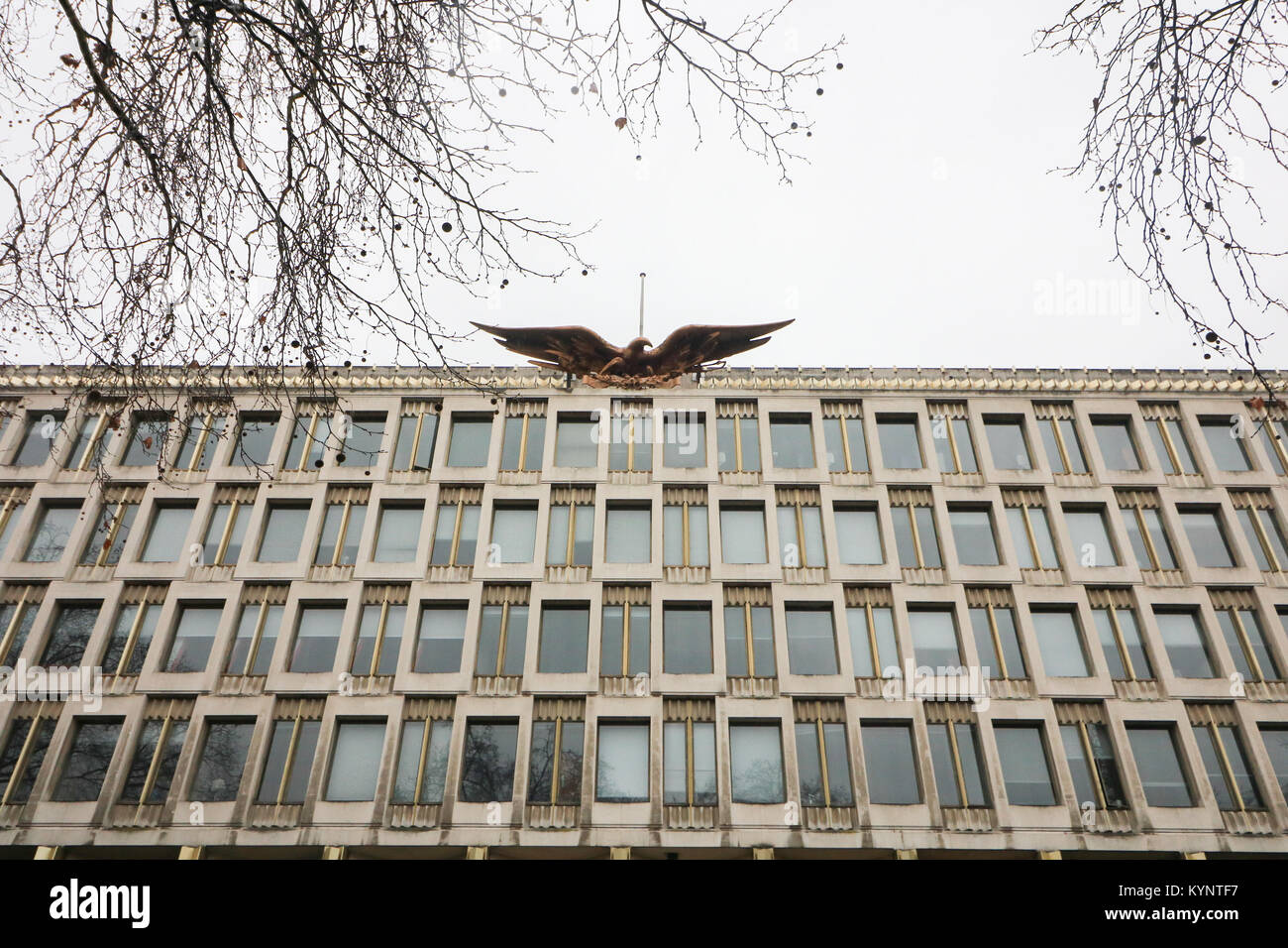 London, Großbritannien. 15 Jan, 2018. Der Londoner Botschaft der Vereinigten Staaten bereitet zu schließen, wie es die neuen Räumlichkeiten in neun Elms Vauxhall verlagert. Die Amerikanische diplomatische Mission hat in Grosvenor Square Mayfair seit 1960 und durch die Finnische amerikanischen Architekten Eero Saarinen Credit ausgelegt: Amer ghazzal/Alamy Leben Nachrichten basieren. Stockfoto