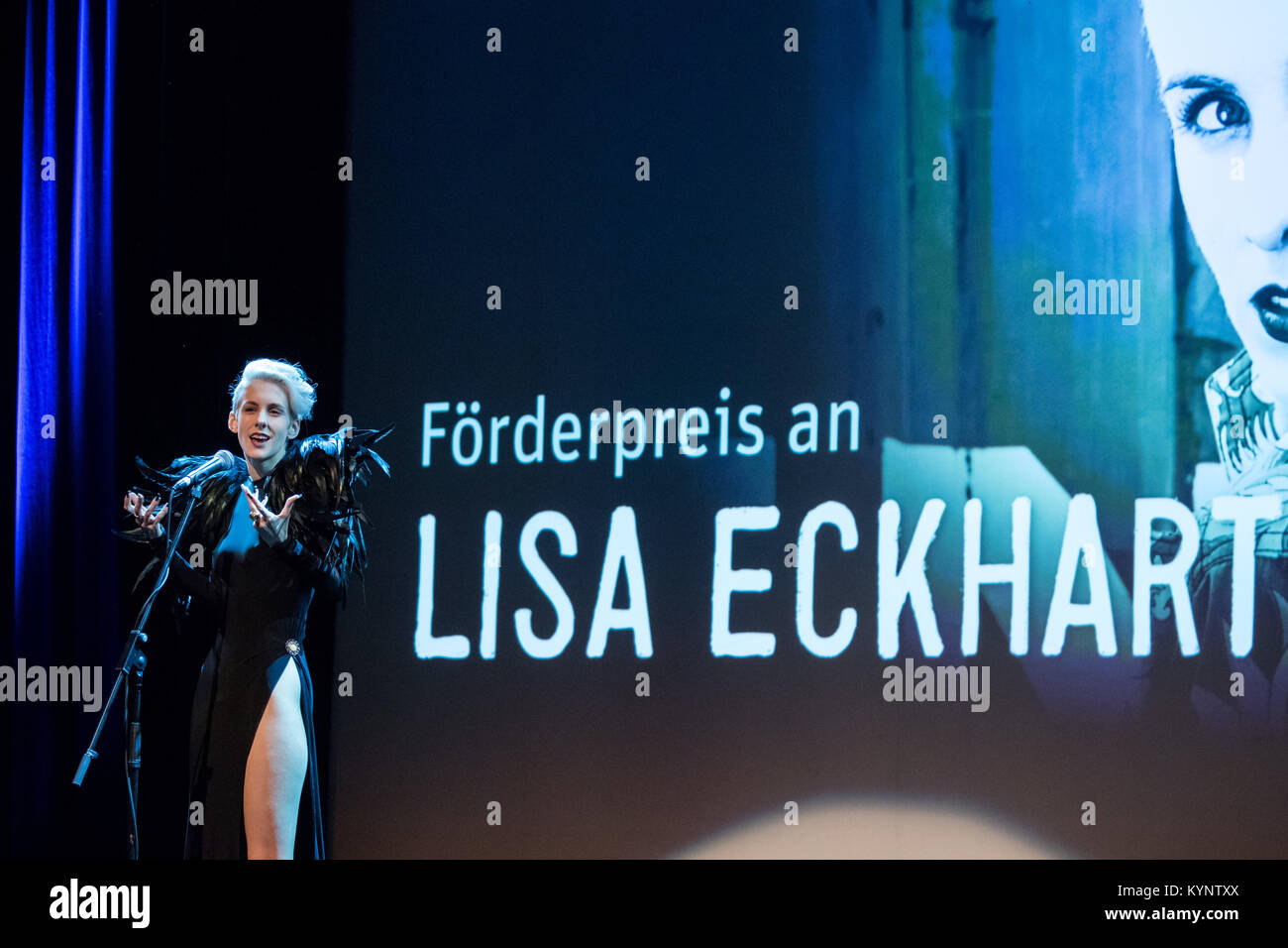 Nürnberg, Deutschland. 13 Jan, 2018. Der österreichische Kabarettist Lisa Eckhart steht auf der Bühne bei der Preisverleihung des Deutschen Kabarett Auszeichnung in Nürnberg, Deutschland, 13. Januar 2018. Eckhart erhielt den Förderpreis mit 4000 Euro dotiert. Credit: Daniel Karmann/dpa/Alamy leben Nachrichten Stockfoto